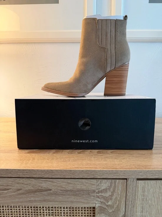 Nine West Taupe Suede Pointed Toe Ankle Booties, Never Worn - Picture 4 of 4